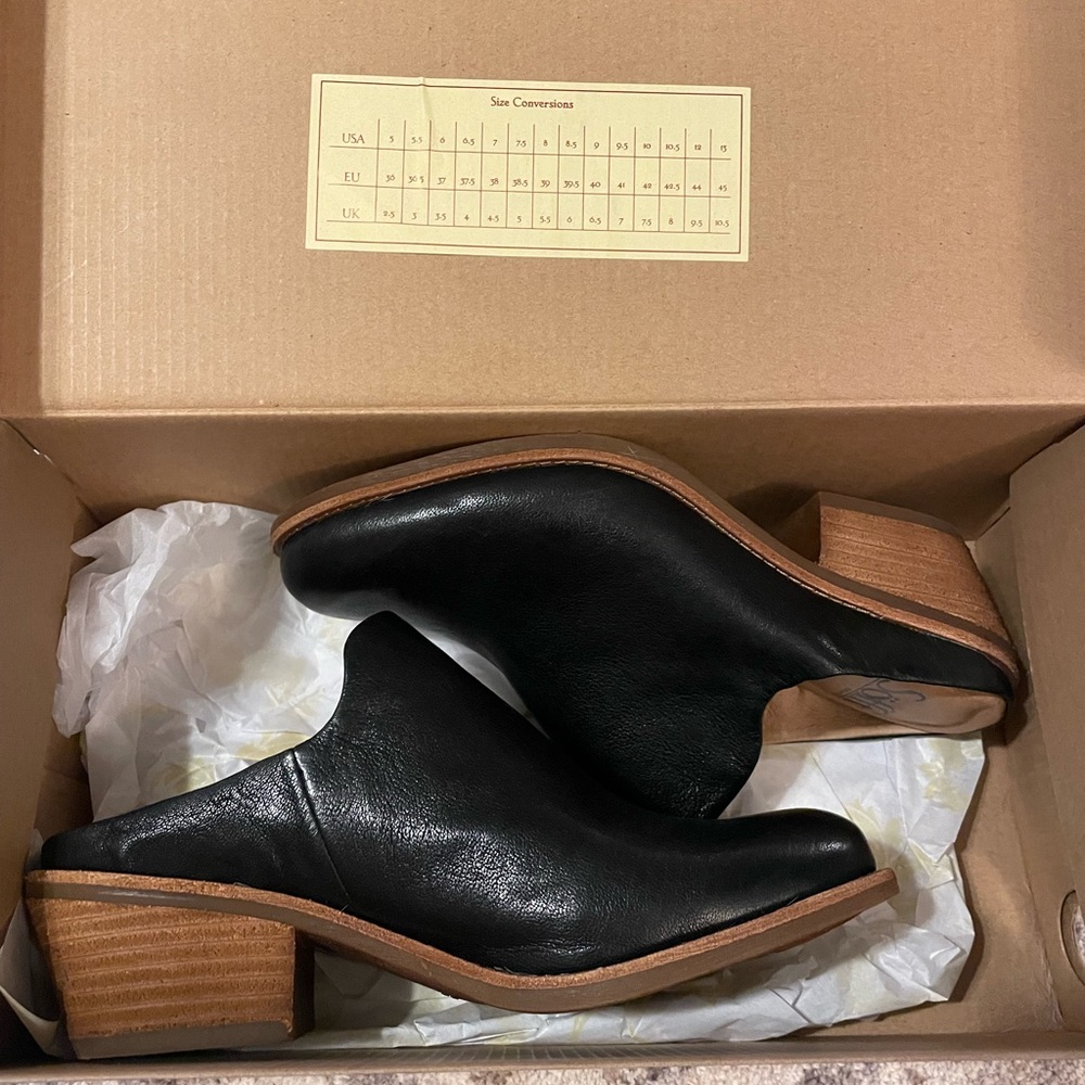 Sofft Ameera black leather mule